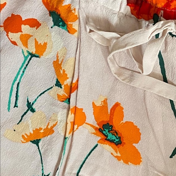 ARITZIA FLORAL SHORTS - Picture 2 of 3